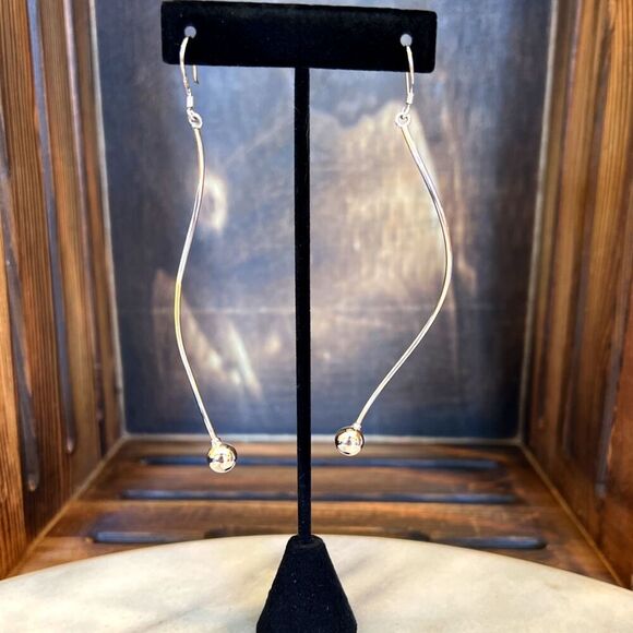 Minimalist silver plated drop earrings with wave and ball - Picture 3 of 6